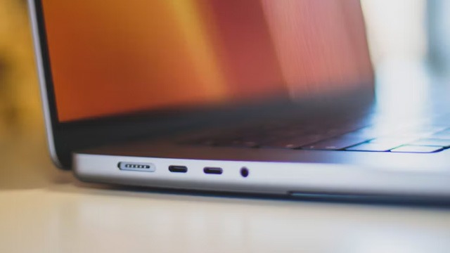 Laptop oldala USB-C csatlakozókkal, közelről fényképezve.