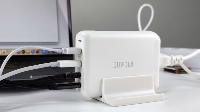 Többportos USB-C Power Delivery töltő laptophoz csatlakoztatva.